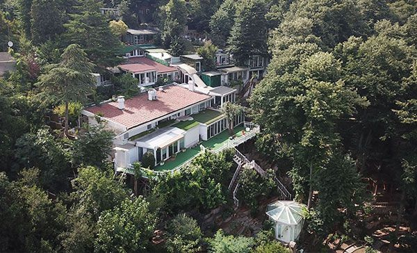 Rus oligark Abramovic, Adnan Oktar'ın villasını satın aldı! Etrafını kale gibi duvarla örüyor