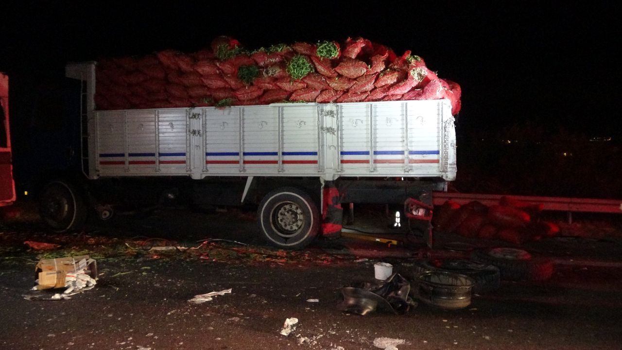 Dinamit yüklü kamyonet devrildi yol 7 saat kapalı kaldı! Bomba imha uzmanları tek tek topladı