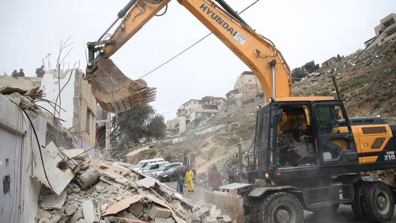 İsrail Batı Şeria'da Filistinlilere ait 3 evi yıktı!