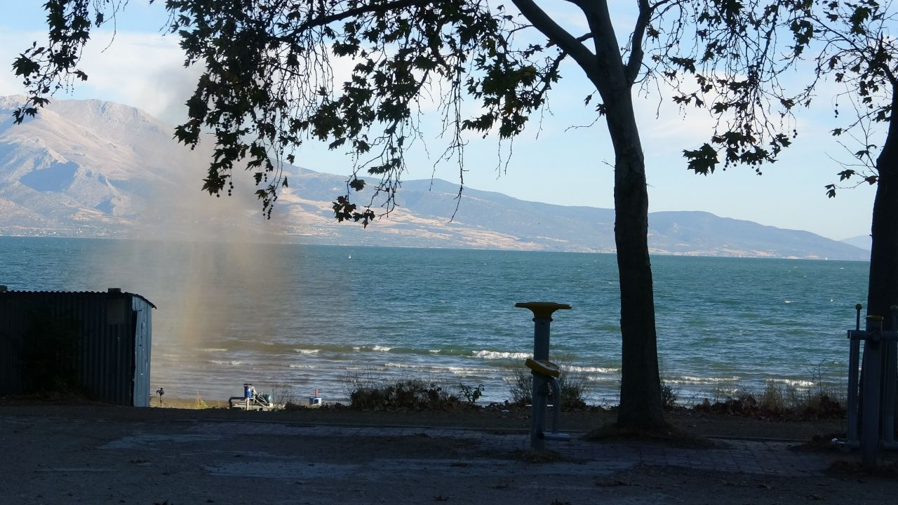 Vatandaşlar ihbar etti Eğirdir Gölü'nde 9 el bombası bulundu! El bombaları böyle imha edildi