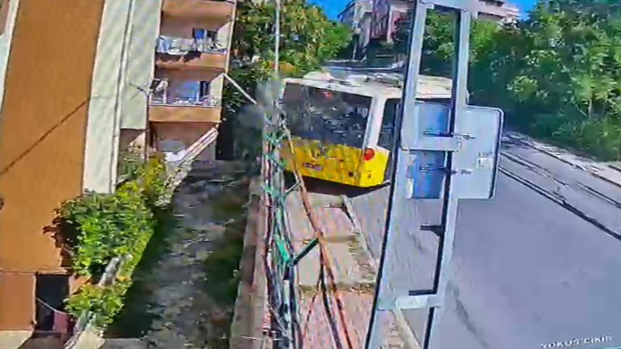 Başakşehir'de rampadan çıkamayan İETT otobüsü kontrolden çıktı! Devrilme anı kameralara yansıdı