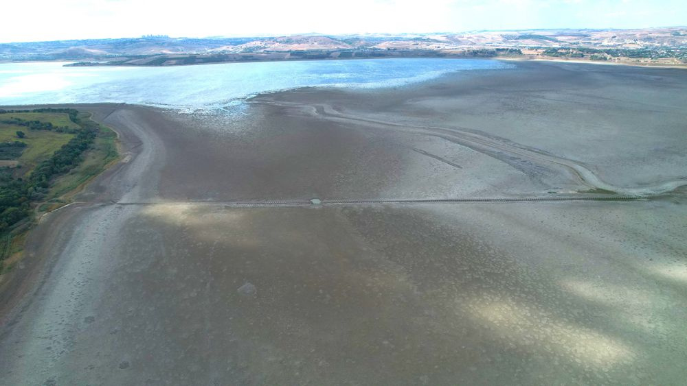 Durum çok kötü! Büyükçekmece Gölü'nde sular çekildi, 2.Dünya savaşından kalma beton siper çıktı