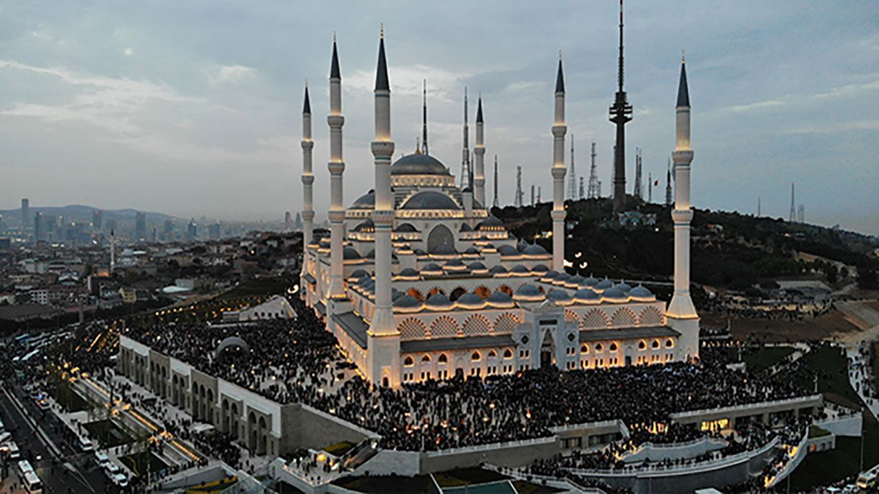 Ziyaretçi rekorları kırılıyor! Türkiye'de en çok ziyaret edilen 10 camii açıklandı