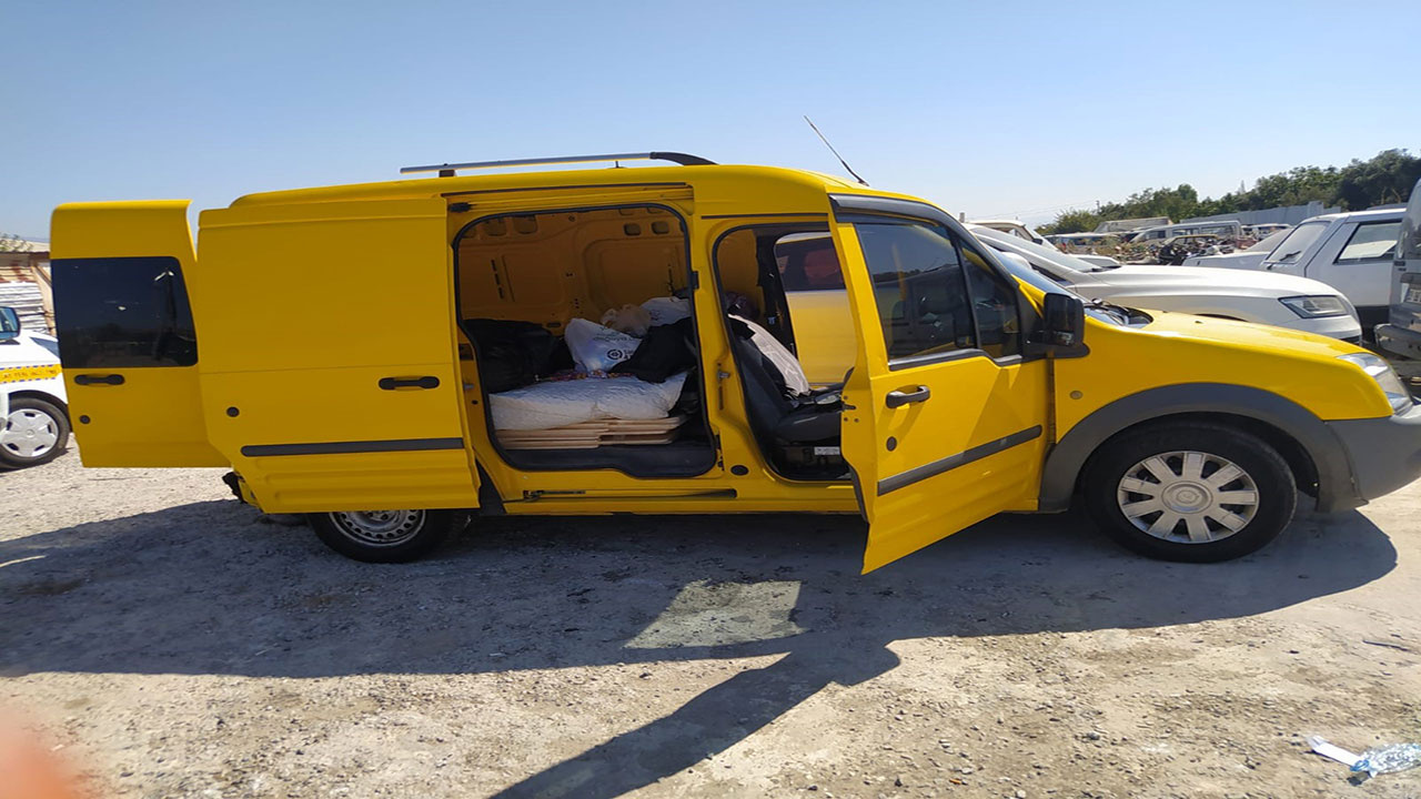 'Dur' ikazına uyamayan ticari araçta 13 düzensiz göçmen yakalandı!