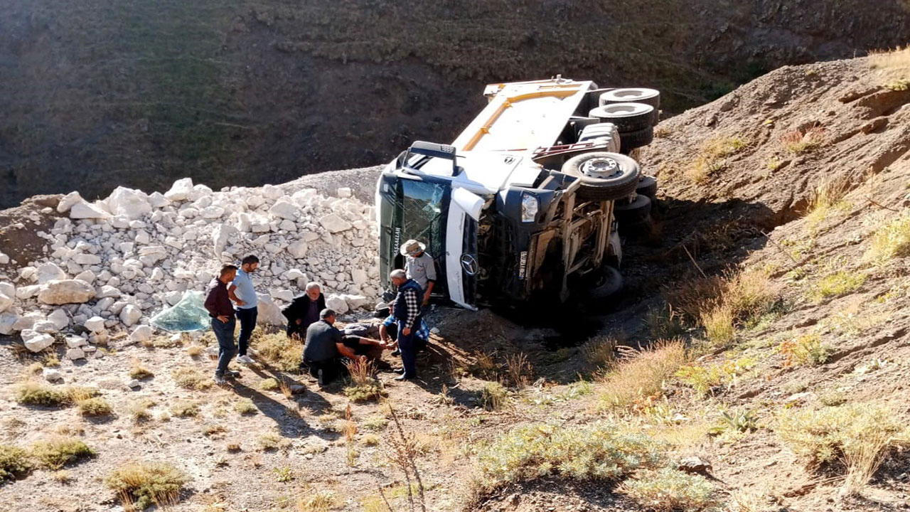Erzurum'da feci kaza! Taş yüklü kamyon şarampole uçtu