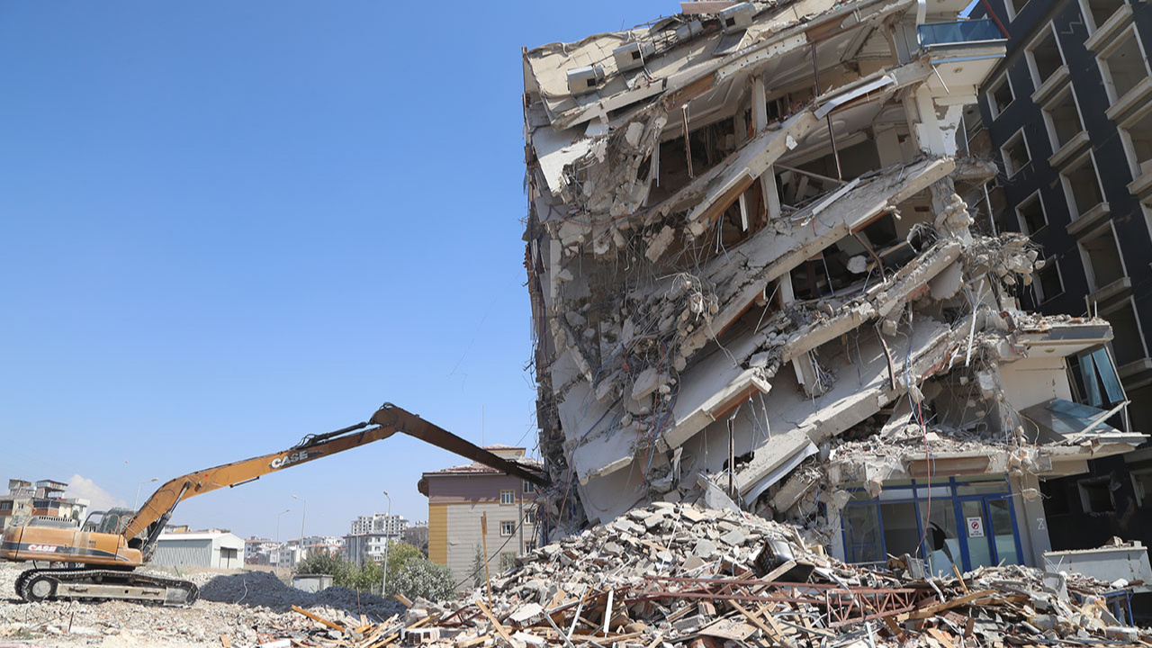 Hatay'da ağır hasarlı binaların kontrollü yıkımı sürüyor