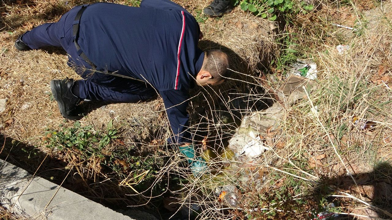 Sultanbeyli'de sokağa dökülen madde mahalleyi ayağa kaldırdı! Etrafa yayılan kokuya polis müdahale etti