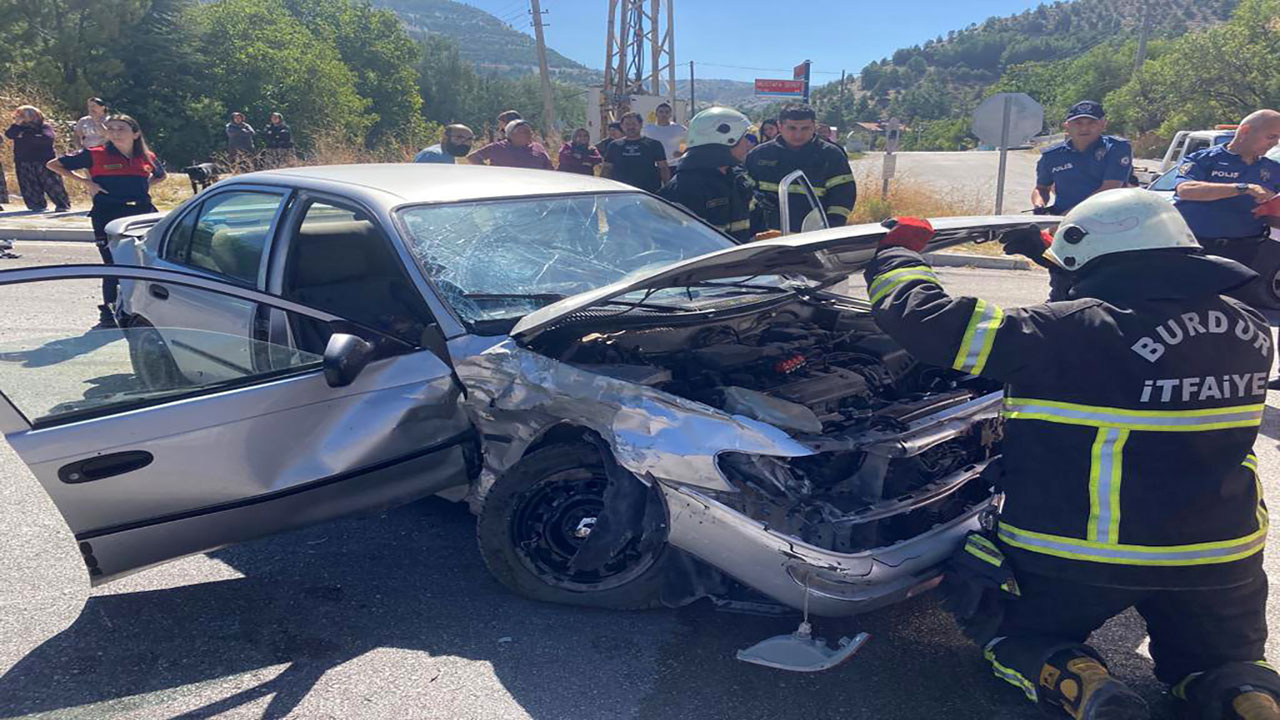 Burdur'da feci kaza! kontrolden çıkan otomobil kavşakta başka araçla çarpıştı: 3 yaralı