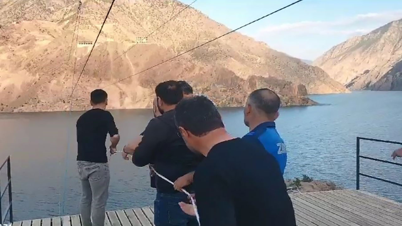 Artvin'de Belediye Başkanı Zipline yaparken barajın üzerinde mahsur kaldı! Belediye Başkanını vatandaşlar kurtardı