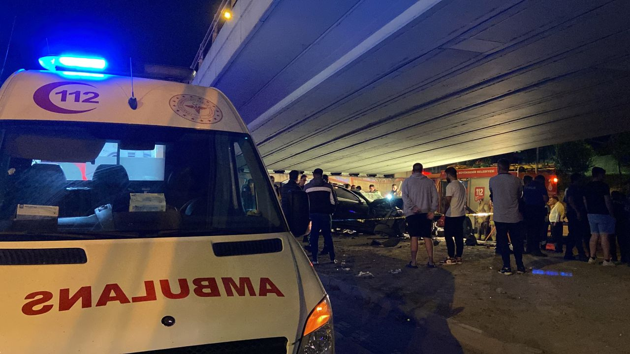 İstanbul'da feci kaza! Tramvay duvarına çarpan araçta 4 işi öldü araçtan silah fışkırdı