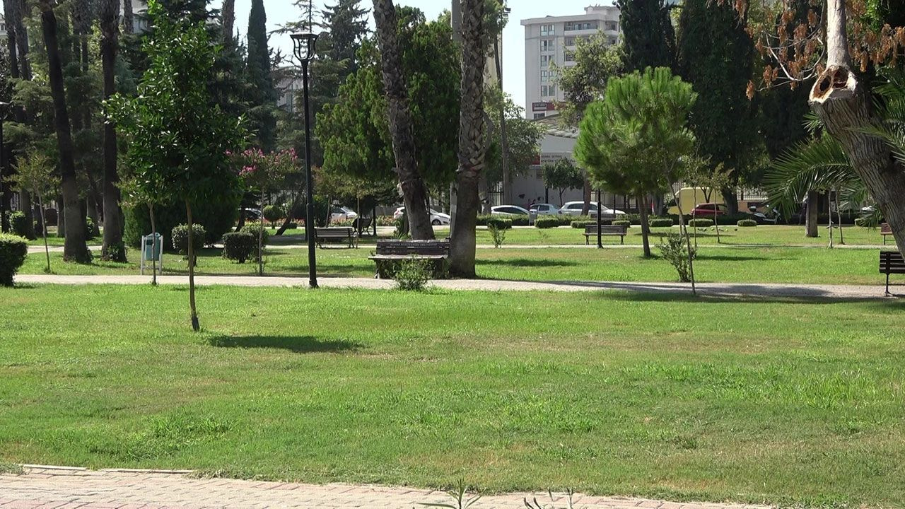Adana'ya kış gelmiyor! Termometreler 38 dereceyi gösterince park ve caddeler boş kaldı
