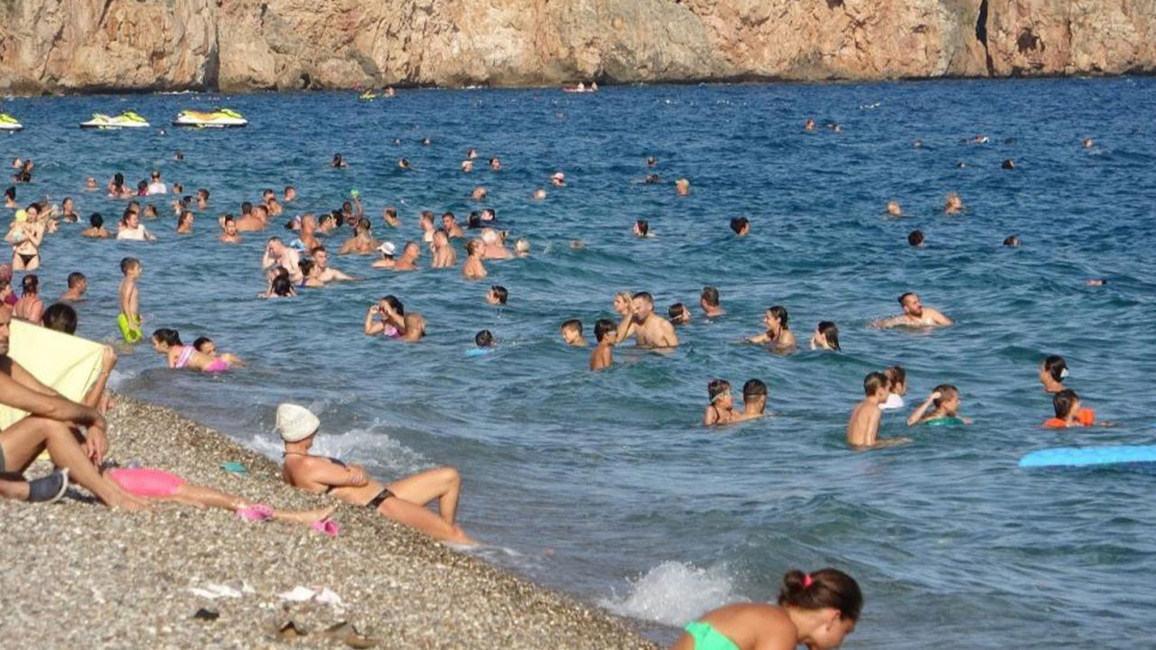Antalya'da yaz bitmiyor: Sıcaklık 40 dereceyi gördü!