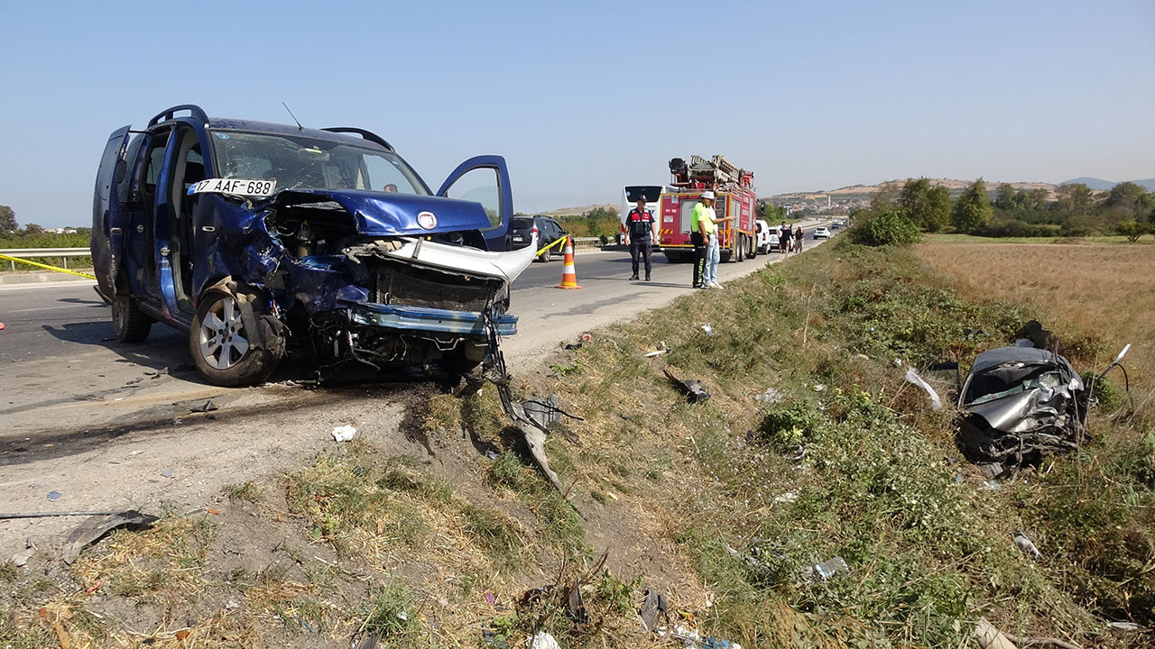 Çanakkale'de acı kaza! 2 otomobil birbirine girdi: 2 ölü, 5 yaralı