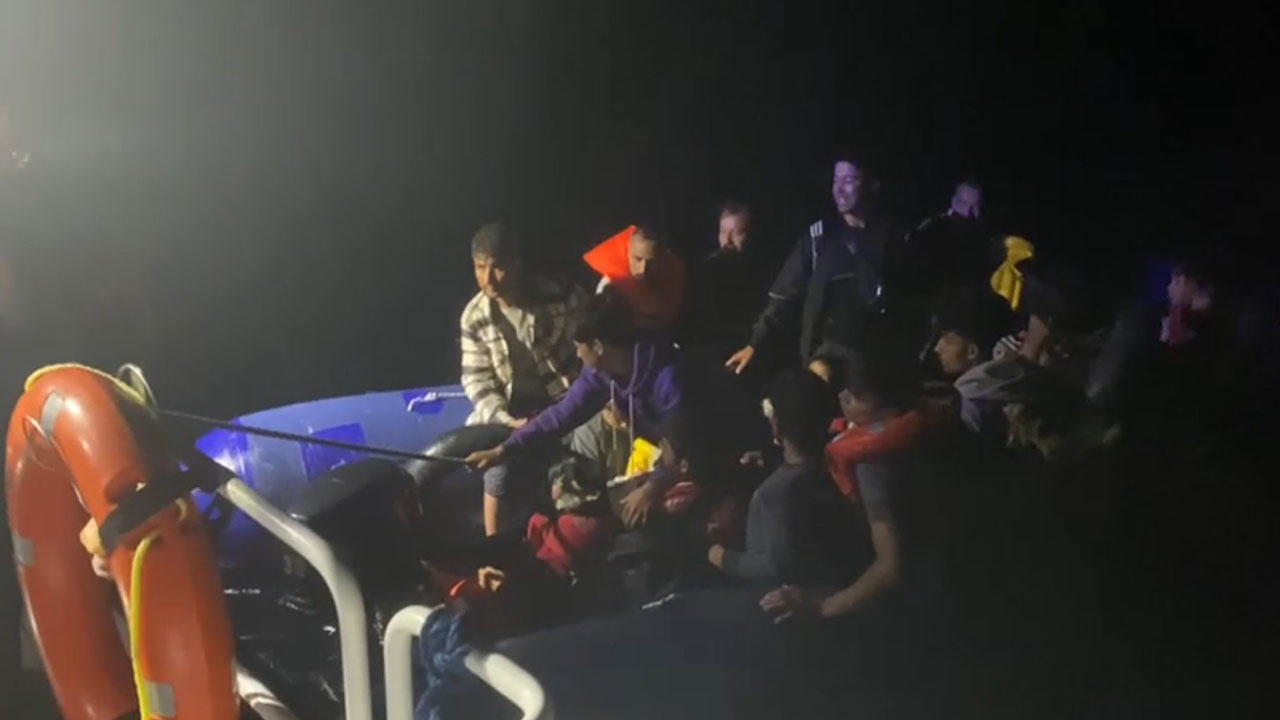 Çanakkale'de büyük kaçak göçmen operasyonu! Lastik botta 92 kaçak göçmen yakalandı