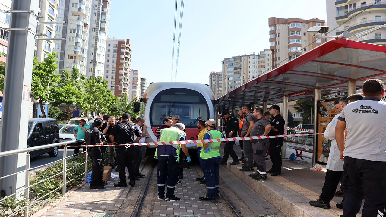 Kayseri'de bariyerleri atlayarak tramvaya binmek isteyen çocuk tramvayın altında kaldı!