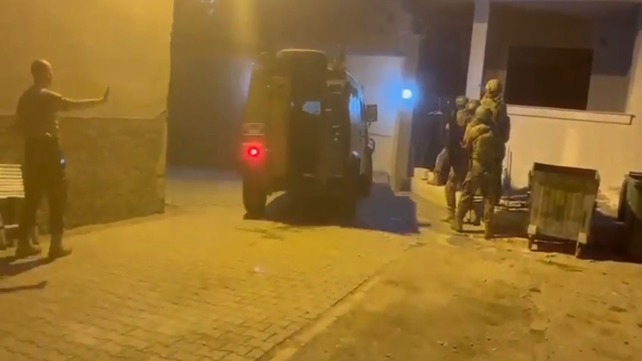 Adana'da film sahnelerini aratmayan operasyon! Koçbaşıyla kırılmayan kapıyı zırhlı araçla kırdılar