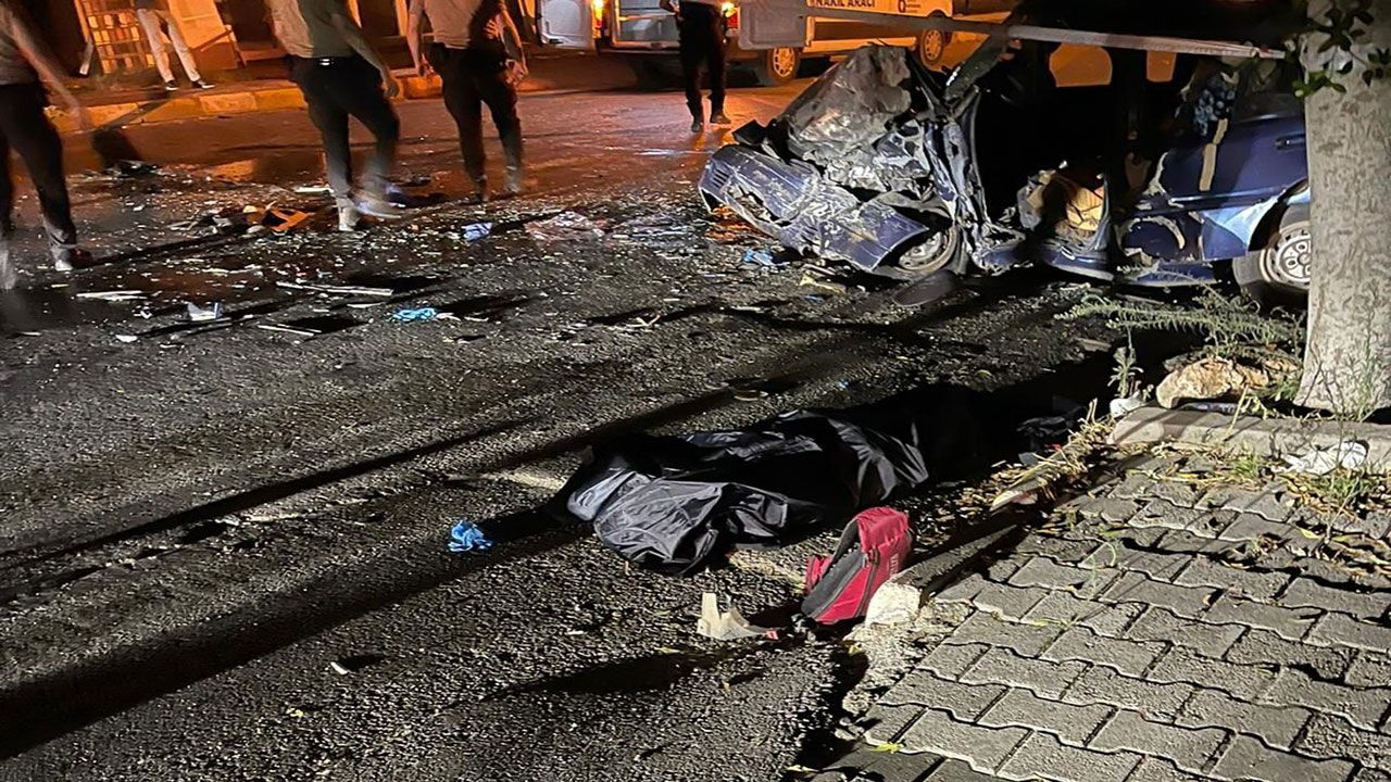 Antalya'da acı kaza! Otomobiller kafa kafaya çarpıştı: 1 ölü, 1 yaralı