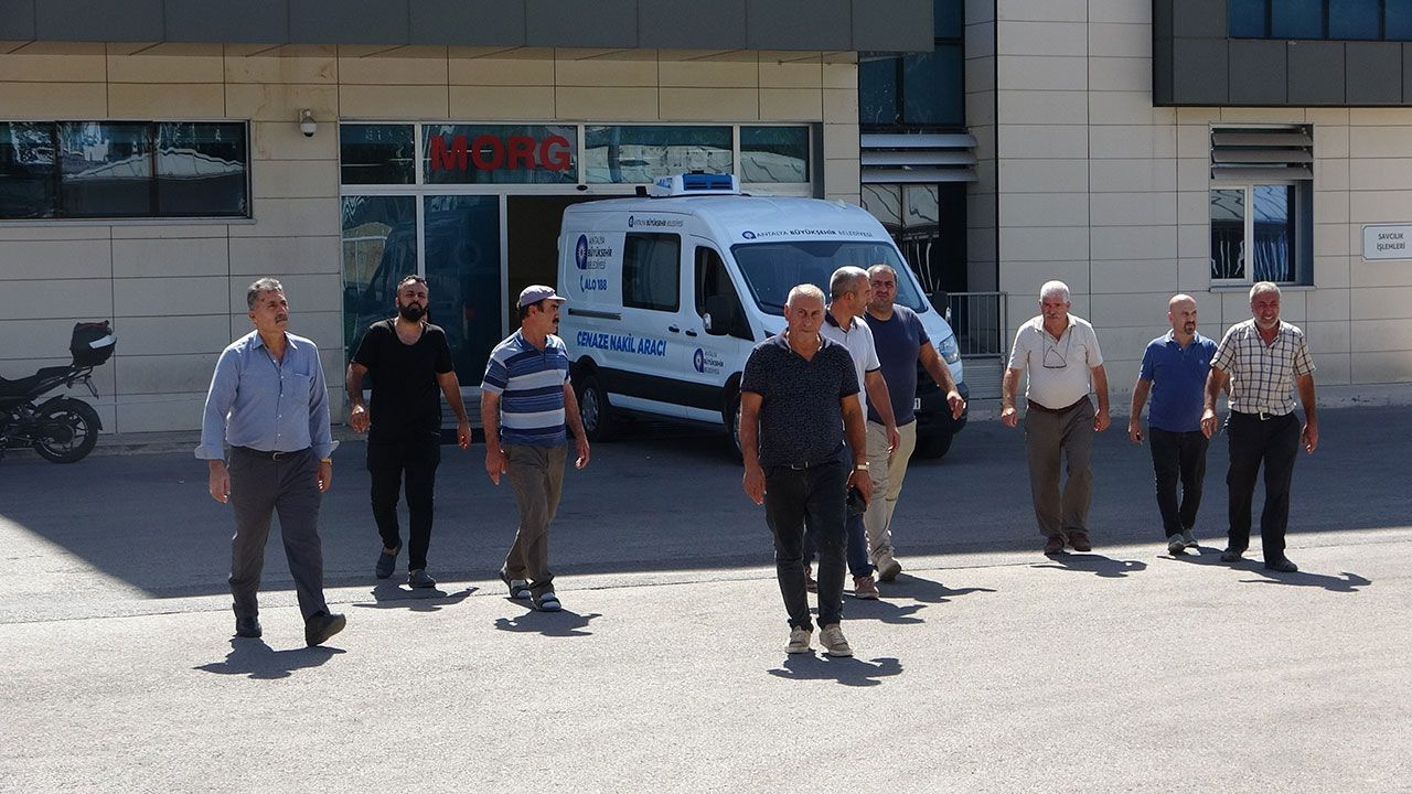 Antalya'da acı kaza! Otomobiller kafa kafaya çarpıştı: 1 ölü, 1 yaralı