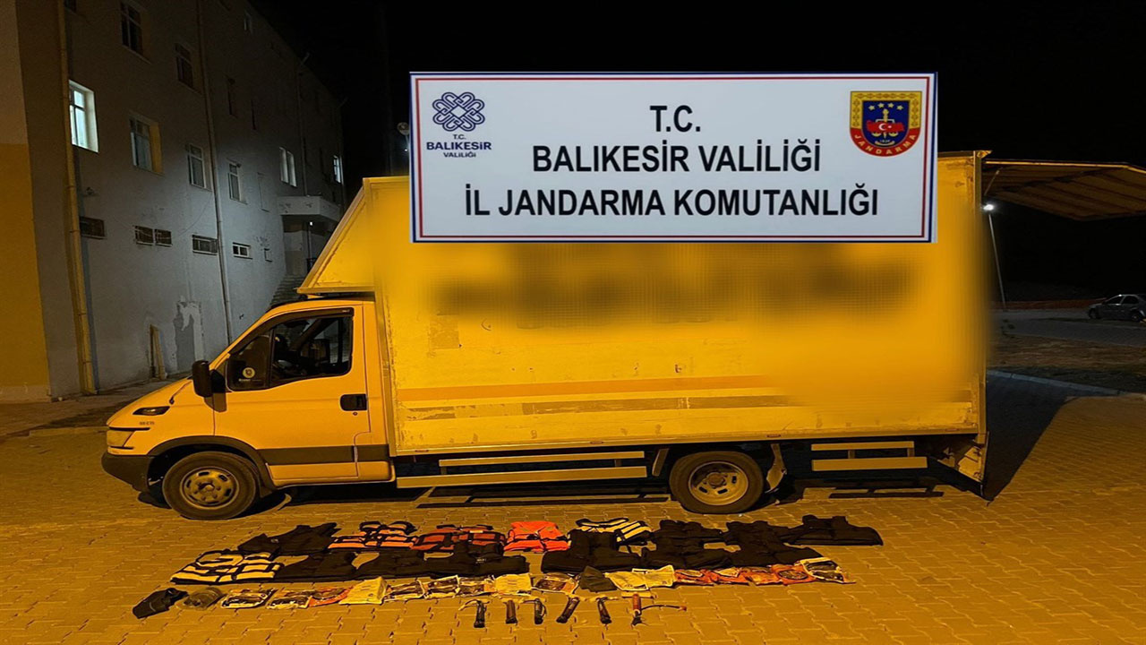 Balıkesir'de kaçak göçmenlere geçit verilmiyor! Jandarma 143 kaçak göçmen yakaladı