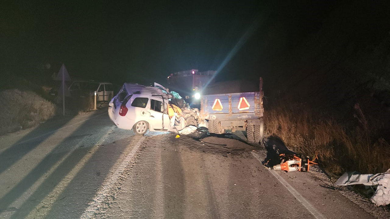 Bolu'da korkunç kaza! traktörle çarpışan otomobil hurdaya döndü: 1 ölü, 1 yaralı