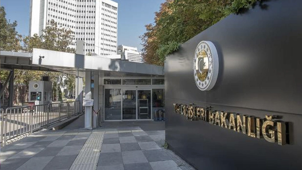 Türkiye'nin Hollanda Büyükelçiliği önünde skandal olay! Dışişleri’nden sert tepki
