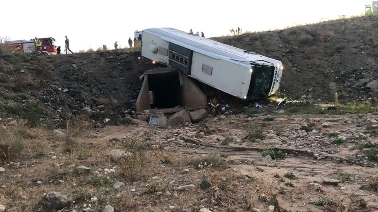 Erzurum'da yolcu otobüsü şarampole devrildi! Ölü ve yaralılar var