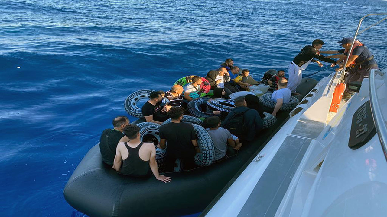 Muğla'da lastik bot içerisinde 29 düzensiz göçmen yakalandı!