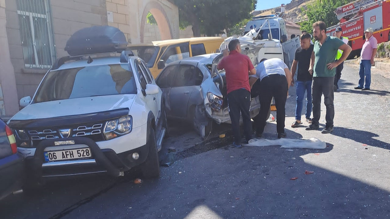 Nevşehir'de minibüsün çarptığı İki yayadan biri öldü, 6 araç hasar gördü
