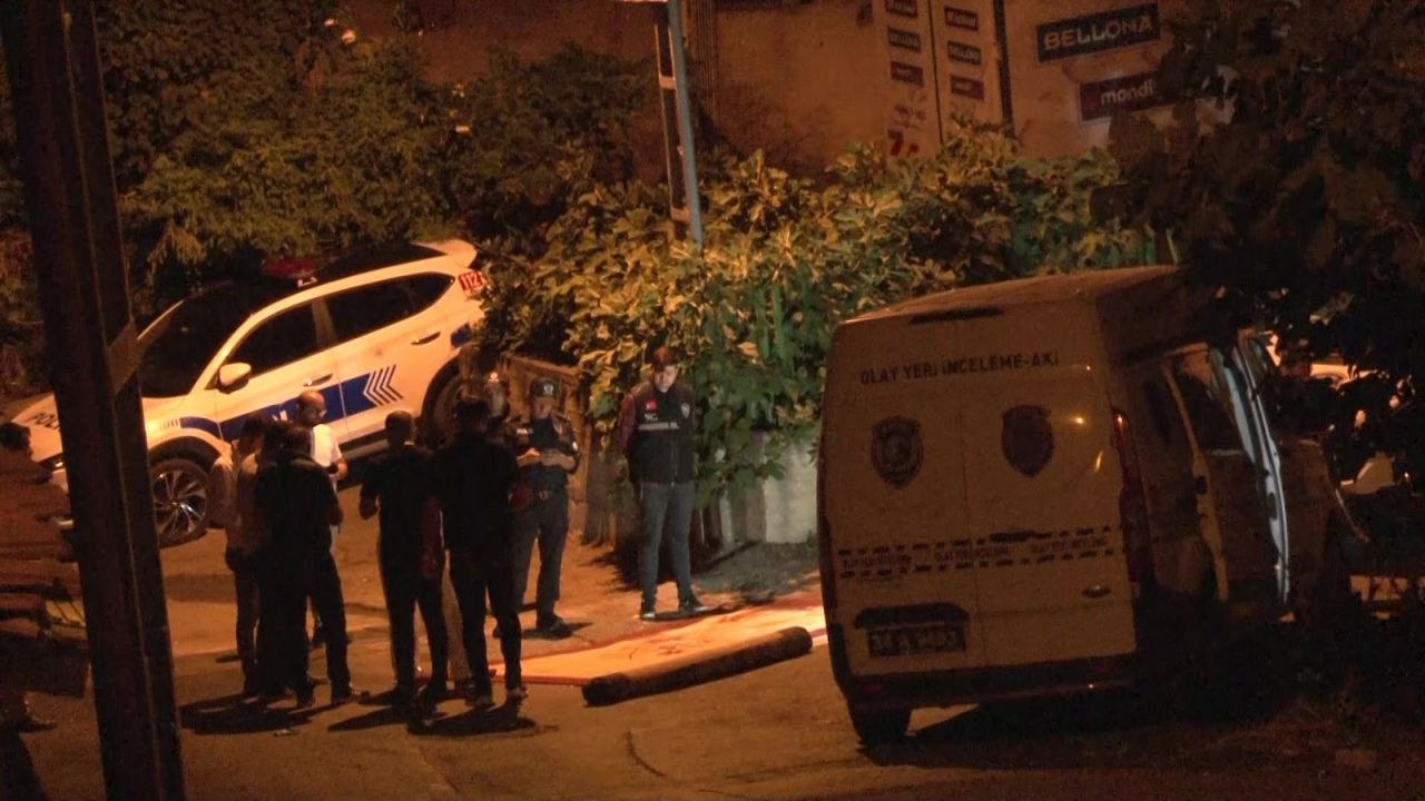 İstanbul'da kan donduran olay! Sokak ortasında halıya sarılı ceset bulundu