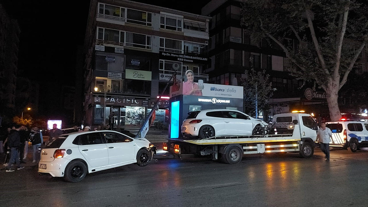 Kadıköy'de otomobilin çarptığı araç elektrik direğine çarptı: 3 yaralı