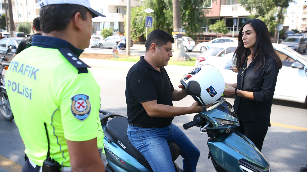Polisler motosiklet sürücülerine ceza yazmak yerine kask hediye etti!