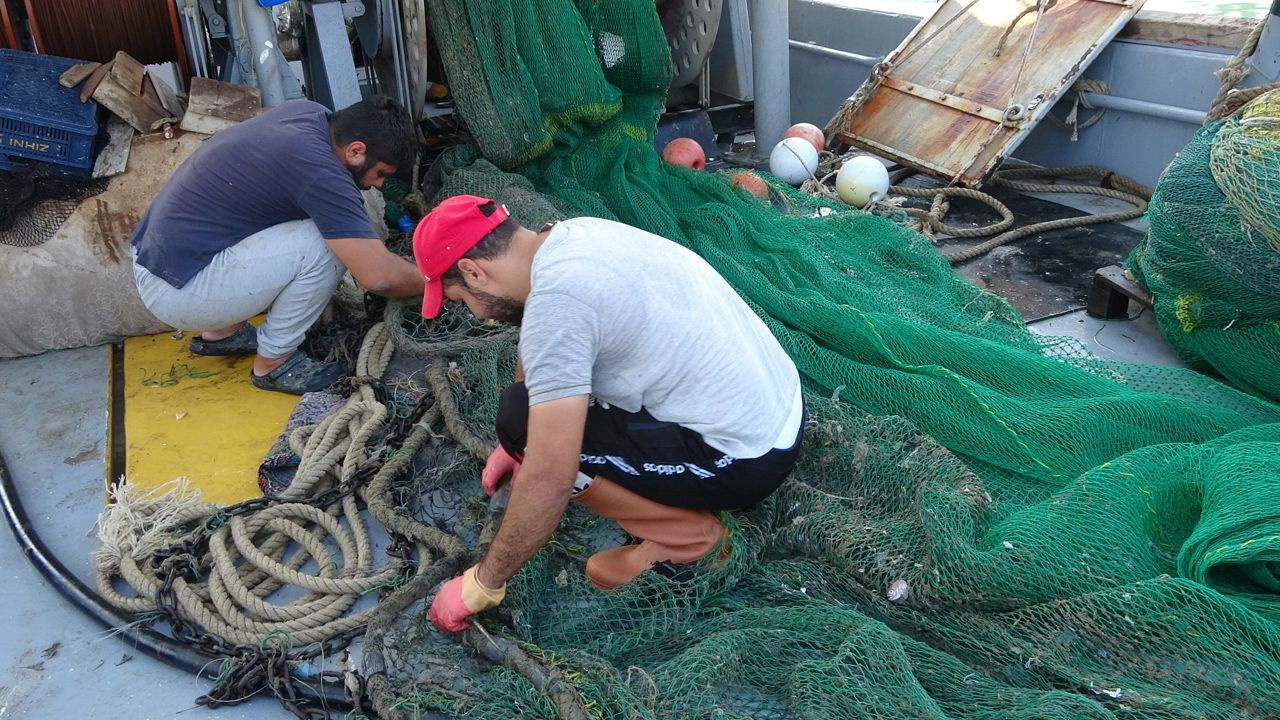 Ağlarına balık yerine çuval takıldı, çuvalın içini açan balıkçılar şaşkına döndü: İlk defa gördük