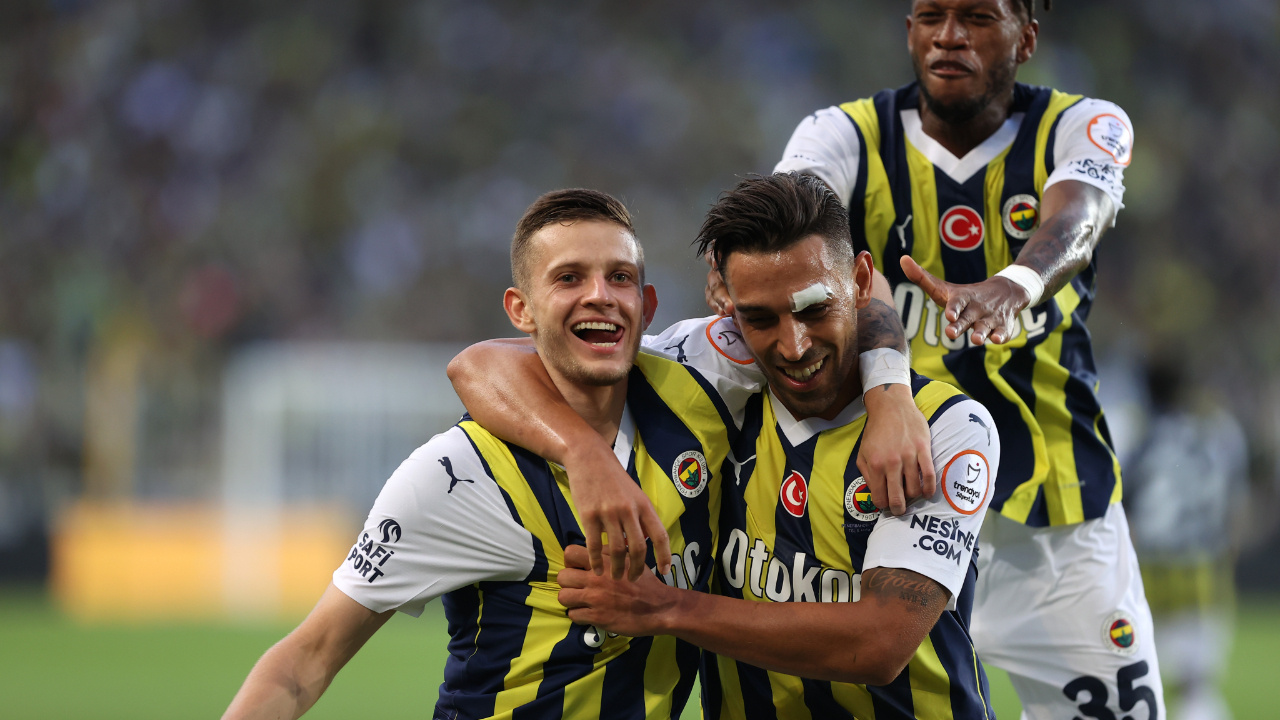Fenerbahçe sahasında Başakşehir’i 4-0’lık skorla mağlup etti