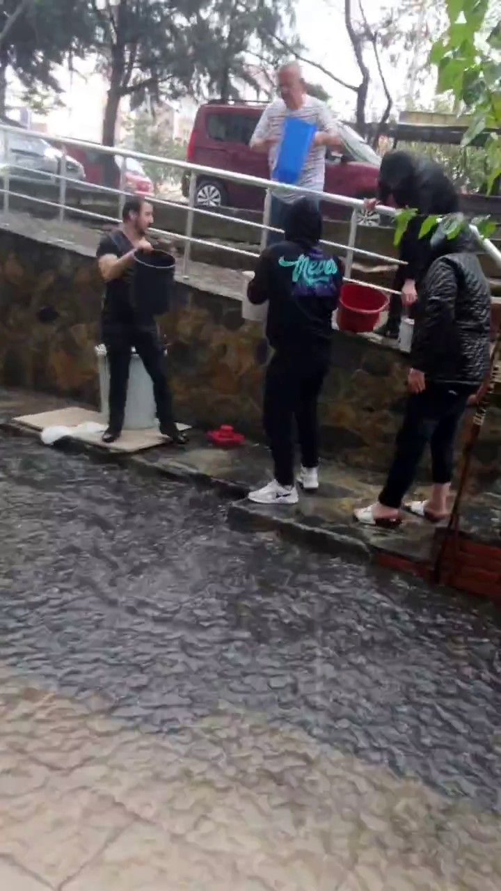 İstanbul'da sağanak yağış şiddetini artırdı! Vali Gül ve AFAD'dan peş peşe uyarı geldi