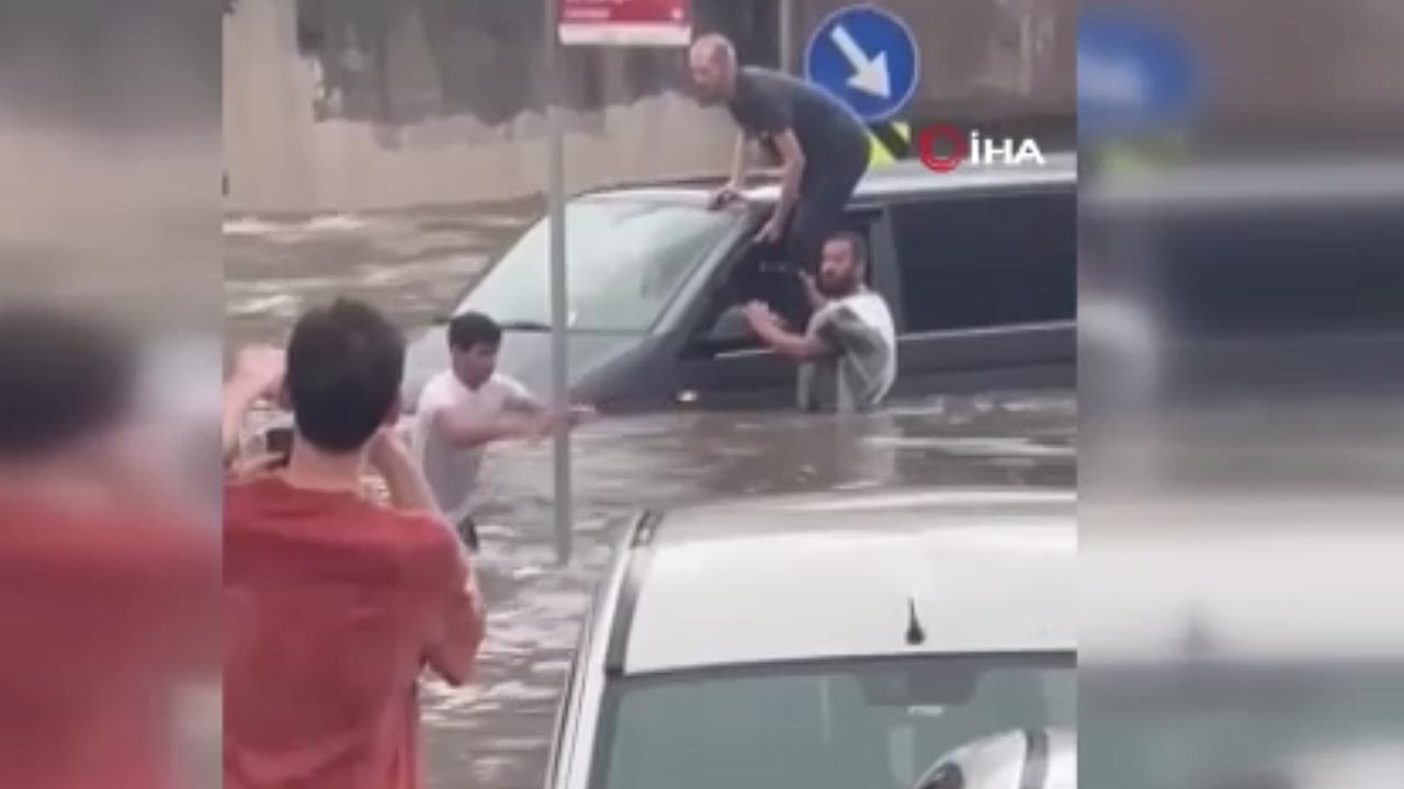 Başakşehir'de bir vatandaş aracı suda sürüklenmesin diye direğe bağladı