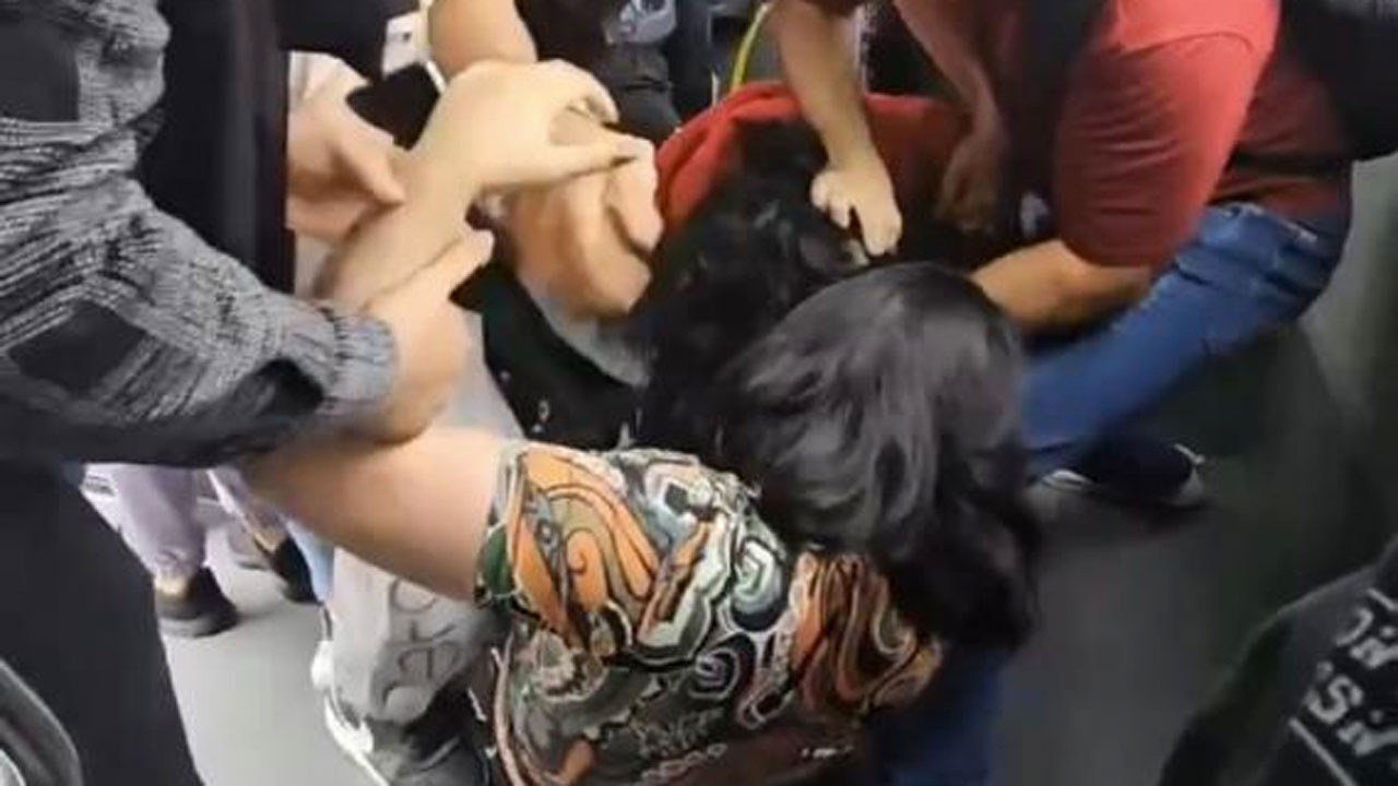 İETT otobüsünde iki kadın saç baş böyle kavga etti kimse onları ayıramadı