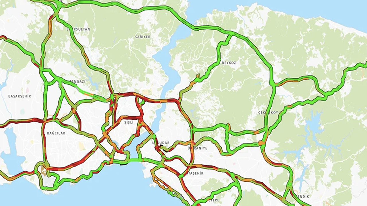 Yağmur İstanbul'u fena vurdu! Trafik kilitlendi