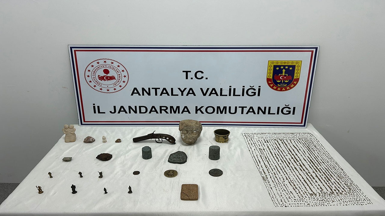 Antalya'da tarihi eser kaçakçısı suç üstü yakalandı! 4 bin 230 adet elektron para ve çok sayıda heykel ele geçirildi