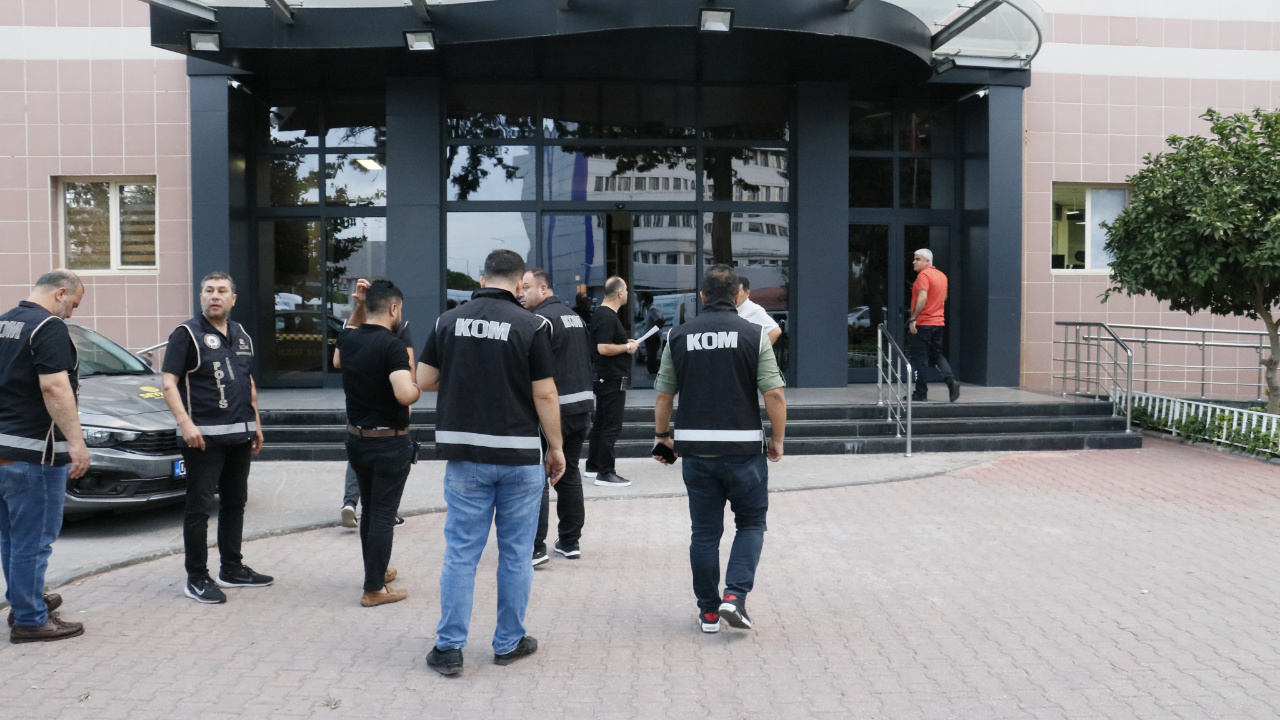 Adana'da CHP'li iki belediyeye rüşvet operasyonu! Gözaltılar var evraklara el konuldu