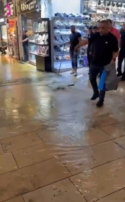 İstanbul'u yine sağanak vurdu! Kapalıçarşı'yı su bastı, Pendik'te hayat felç oldu