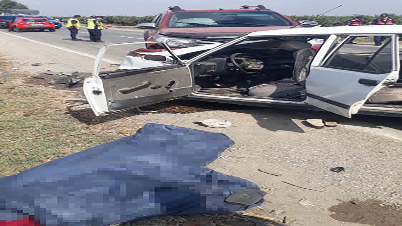 Mersin'de pikap ve otomobil kafa kafaya çarpıştı: 2 ölü, 3 yaralı