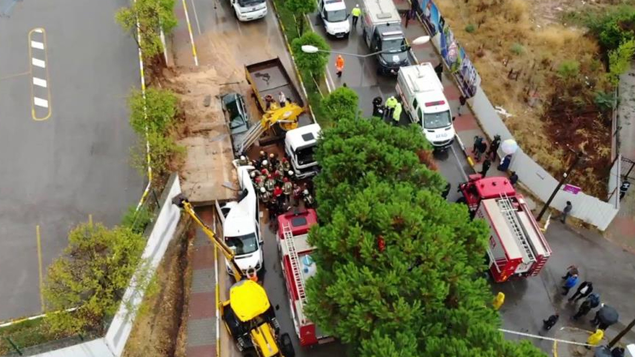 Pendik'te 2 araç, çöken istinat duvarının altında kaldı