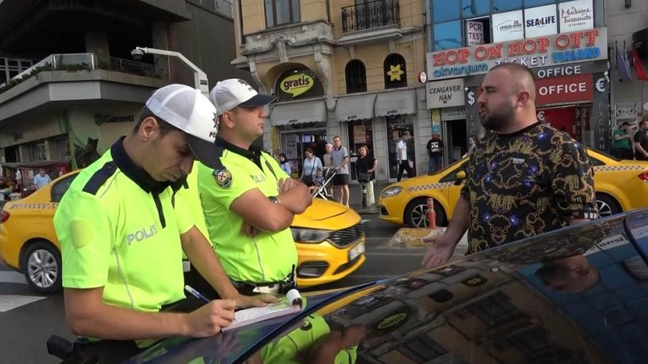 Taksim’de denetime takılan adamdan polislere: Akıllı olun, arkamdakiler geldiği zaman...