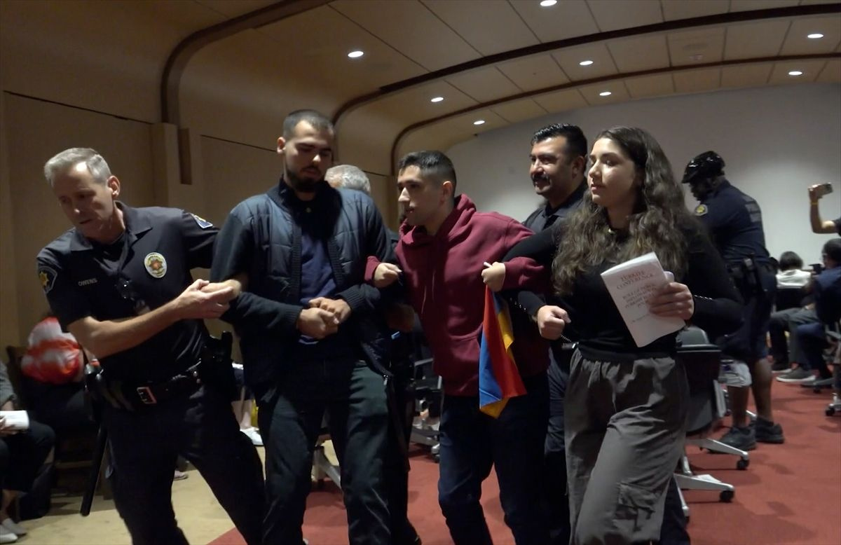 ABD'de düzenlenen konferansta Ermeni grubu Türk konuşmacılara saldırdı
