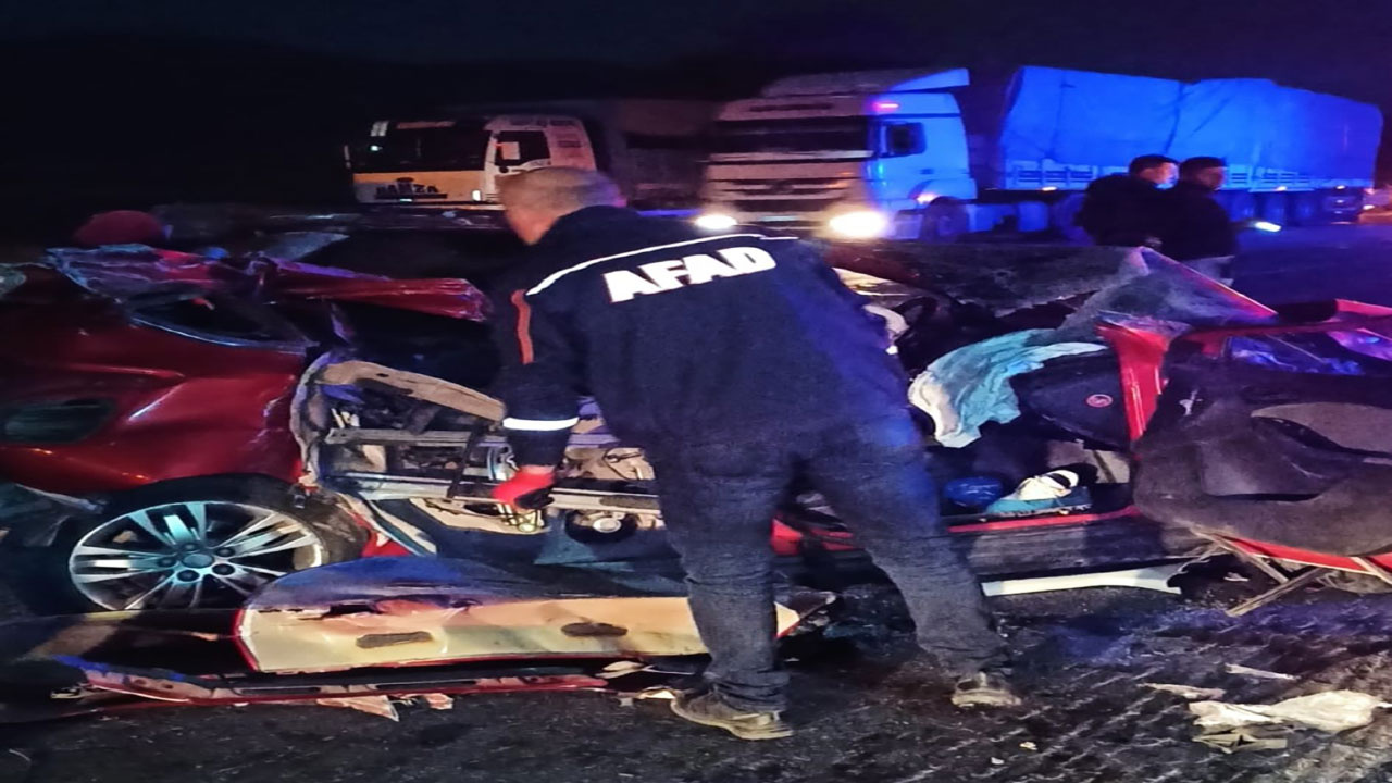 Bitlis'te zincirleme kaza! 3 araç birbirine girdi: 1 ölü, 4 yaralı