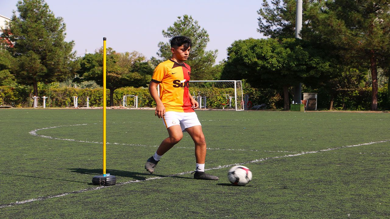 Diyarbakır'da 17 yaşındaki genç kanser hastalığını futbol aşkıyla yendi!