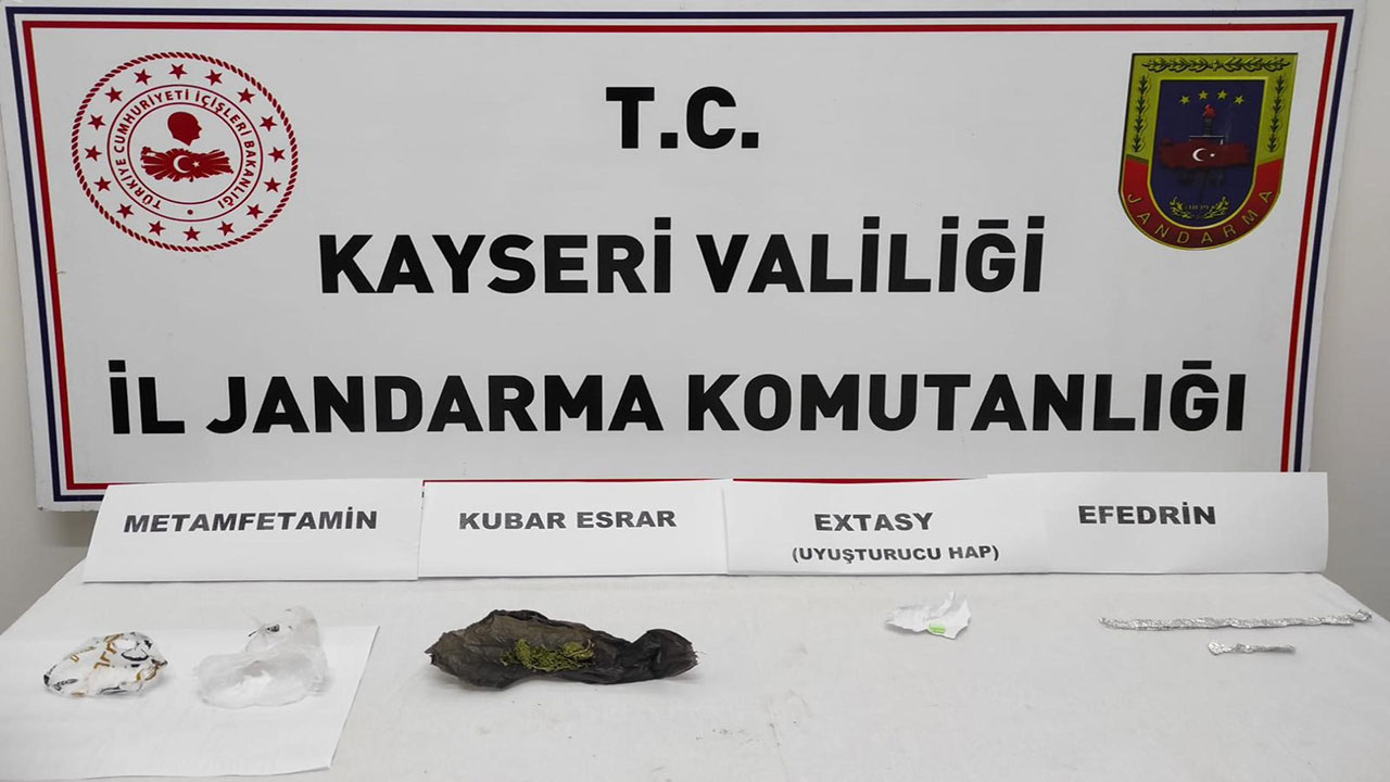Kayseri'de uyuşturucu taciri şoför koltuğunun altına sakladığı uyuşturucuyla yakayı ele verdi!