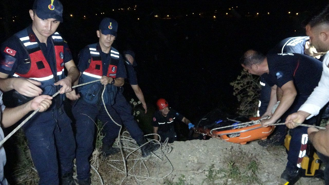 Kayıp olarak aranıyordu! Aracıyla 40 metrelik uçurumdan yuvarlanan araçtaki adamın hayatını kaybettiği belirlendi