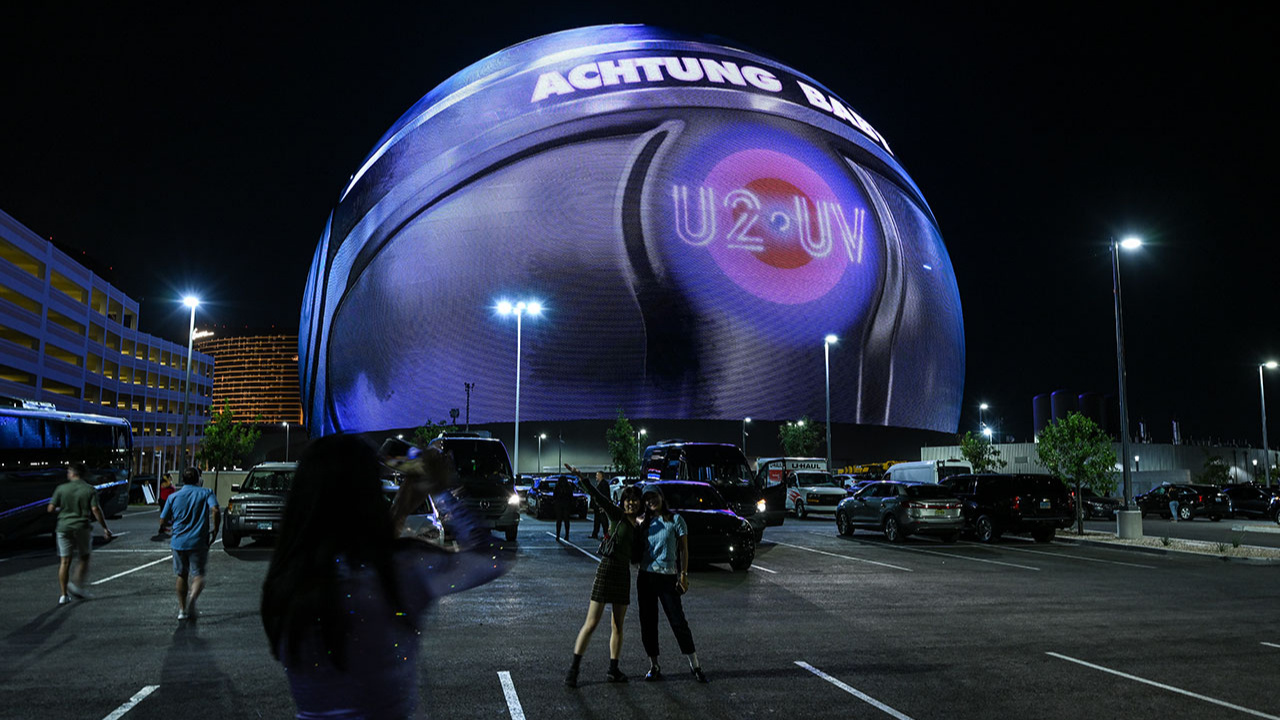 Dev küre "The Sphere", Las Vegas'ta U2 konseriyle açıldı