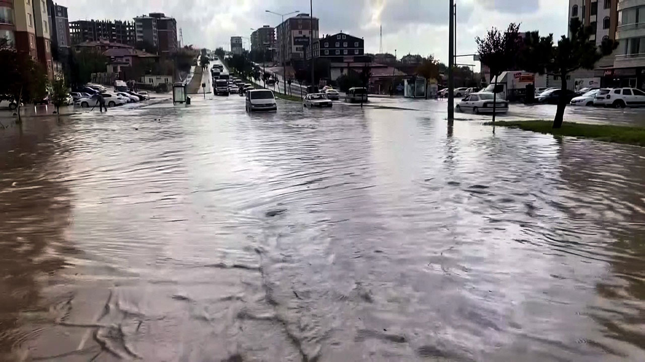 Yozgat'ta  sağanak yağış yolları göle çevirdi! Şehri su bastı